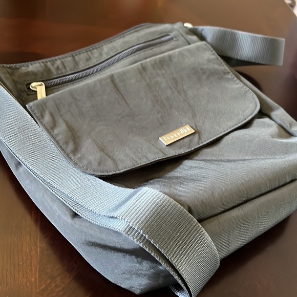 Baggallini Crossbody Design Travel Fabric Handbag Color gray like new - Picture 12 of 17